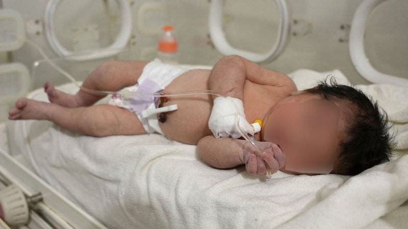 Recién nacida rescatada con vida y con cordón umbilical intacto entre escombros del terremoto
