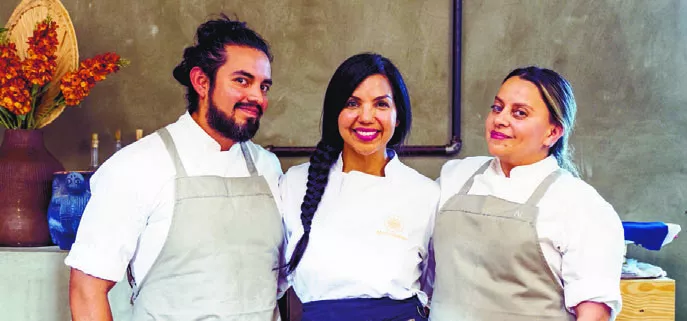 Los chefs Alejandro Chamorro, Inés Páez (chef Tita), y  Pía Salazar.