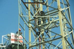 Bajan de torre de luces del Estadio Quisqueya hombre amenazaba con lanzarse