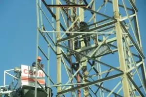 Bajan de torre de luces del Estadio Quisqueya hombre amenazaba con lanzarse