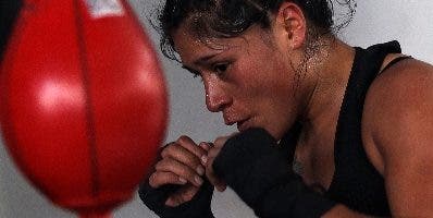 Serrano busca realizar hito en boxeo femenino