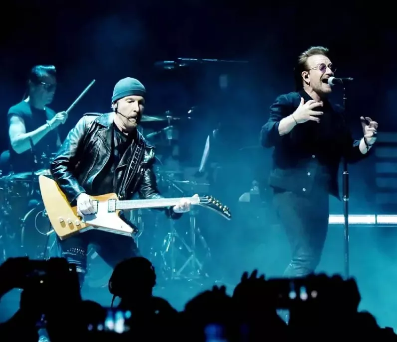 Banda de rock U2 regresa a escena sin un integrante