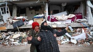 Suben a 25, 000 los muertos por los terremotos en Turquía y Siria