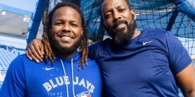 Vlad Guerrero Jr. es supervisado por su padre al batear