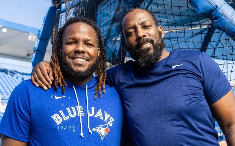 Vlad Guerrero Jr. es supervisado por su padre al batear