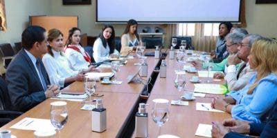 Gobierno y Colegio Médico acuerdan continuar el diálogo y extender tregua