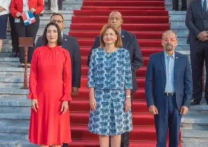 Vicepresidenta Raquel Peña encabeza acto de homenaje a la Bandera Nacional