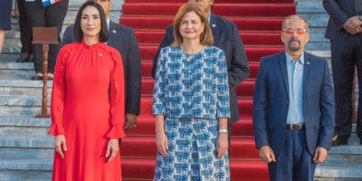 Vicepresidenta Raquel Peña encabeza acto de homenaje a la Bandera Nacional
