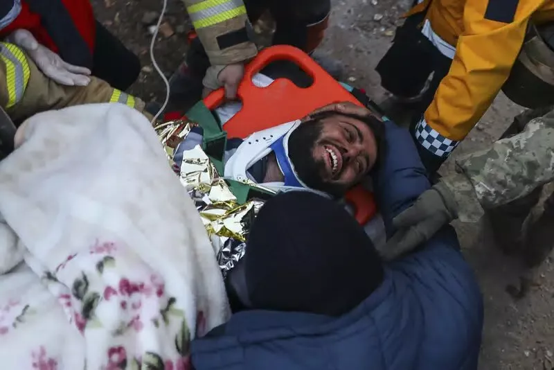 Siguen hallando sobrevivientes del terremoto; 28.000 muertos