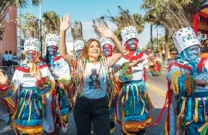 Carnaval DN 2023 atrae a cientos de personas malecón