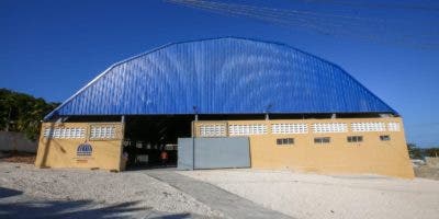 Abinader entrega nuevo polideportivo al municipio de Enriquillo