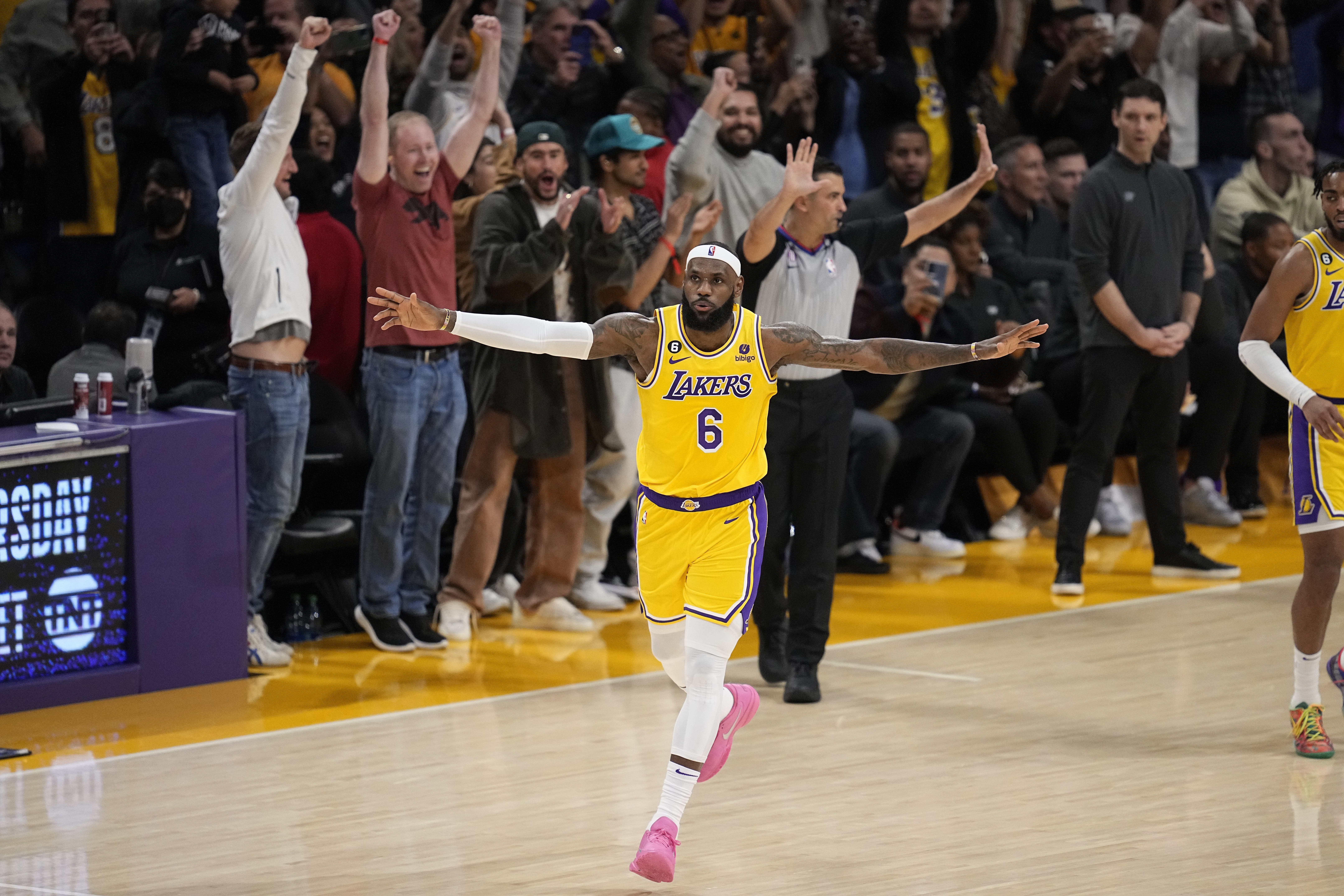 LeBron desafía el tiempo y lleva a los Lakers a finales de conferencia