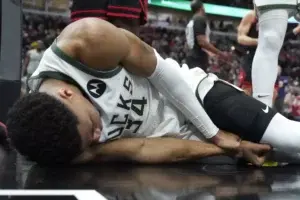 Antetokounmpo se retira del Bulls-Bucks tras un fuerte golpe en una mano