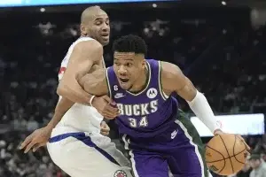 Antetokounmpo anota 54 puntos, Bucks vencen 106-105 a Clippers