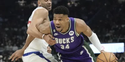 Antetokounmpo anota 54 puntos, Bucks vencen 106-105 a Clippers
