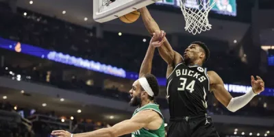 Bucks superan a Celtics en tiempo extra por undécima victoria consecutiva