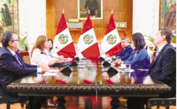 Perú reúne a su liderazgo para enfrentar crisis social