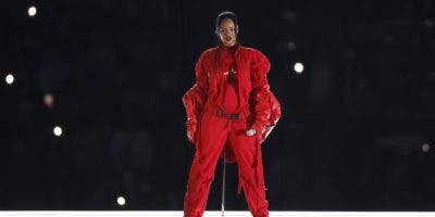 Rihanna revela su segundo embarazo en su regreso musical en el Super Bowl