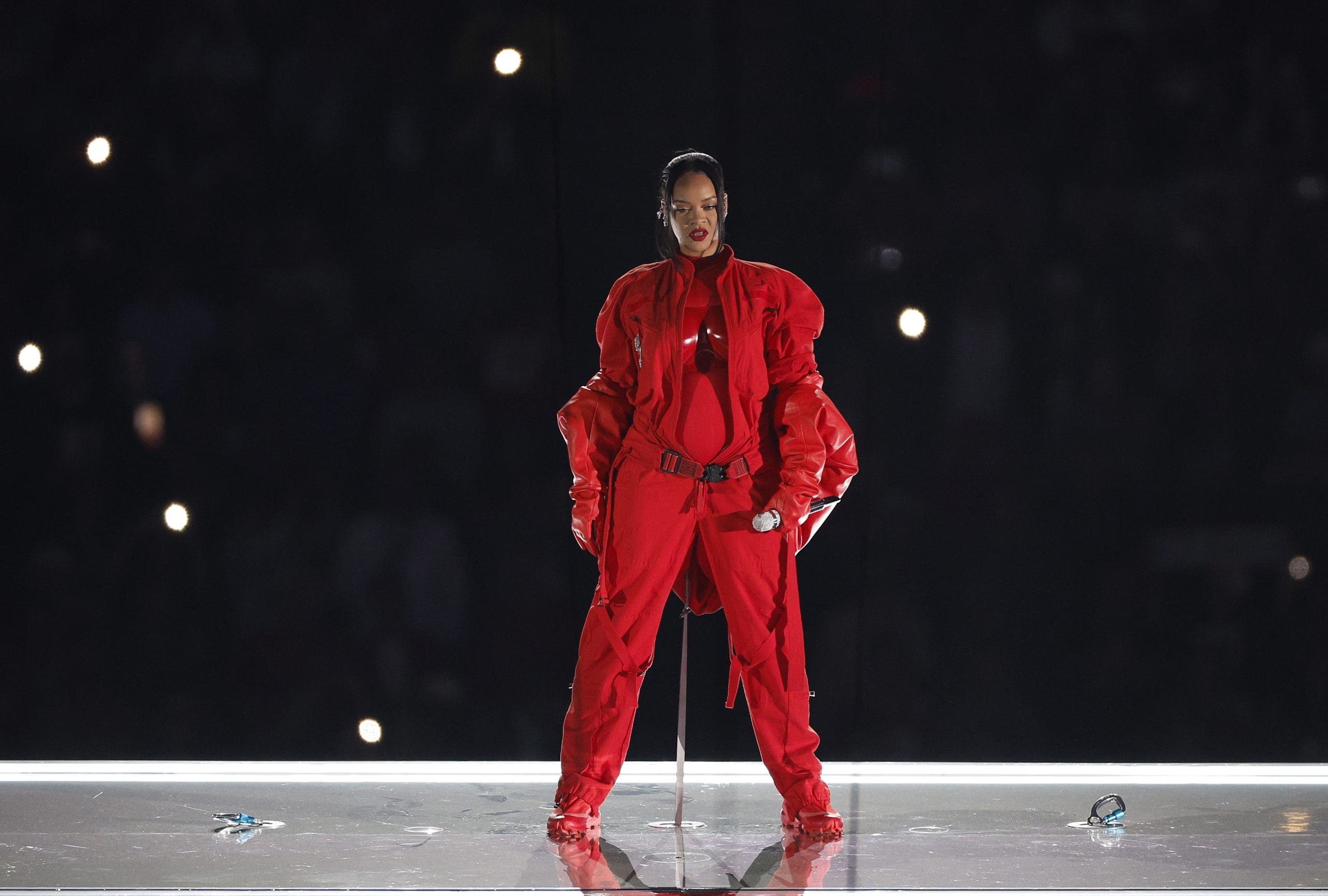 Rihanna revela su segundo embarazo en su regreso musical en el Super Bowl