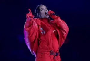 Rihanna y famosas que han revelado sus embarazos en público