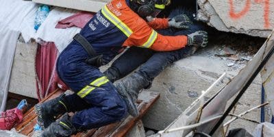 Rescatan a dos mujeres tras más de 200 horas entre los escombros en Turquía