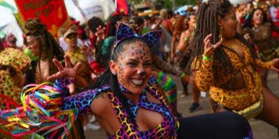 El Carnaval de Brasil vuelve a calles de Recife al compás de su gallo gigante