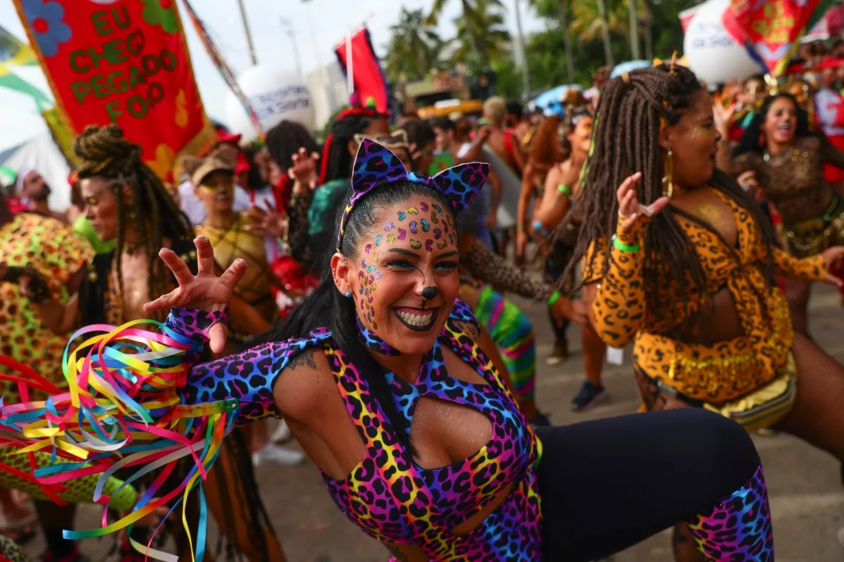 El Carnaval de Brasil vuelve a calles de Recife al compás de su gallo gigante