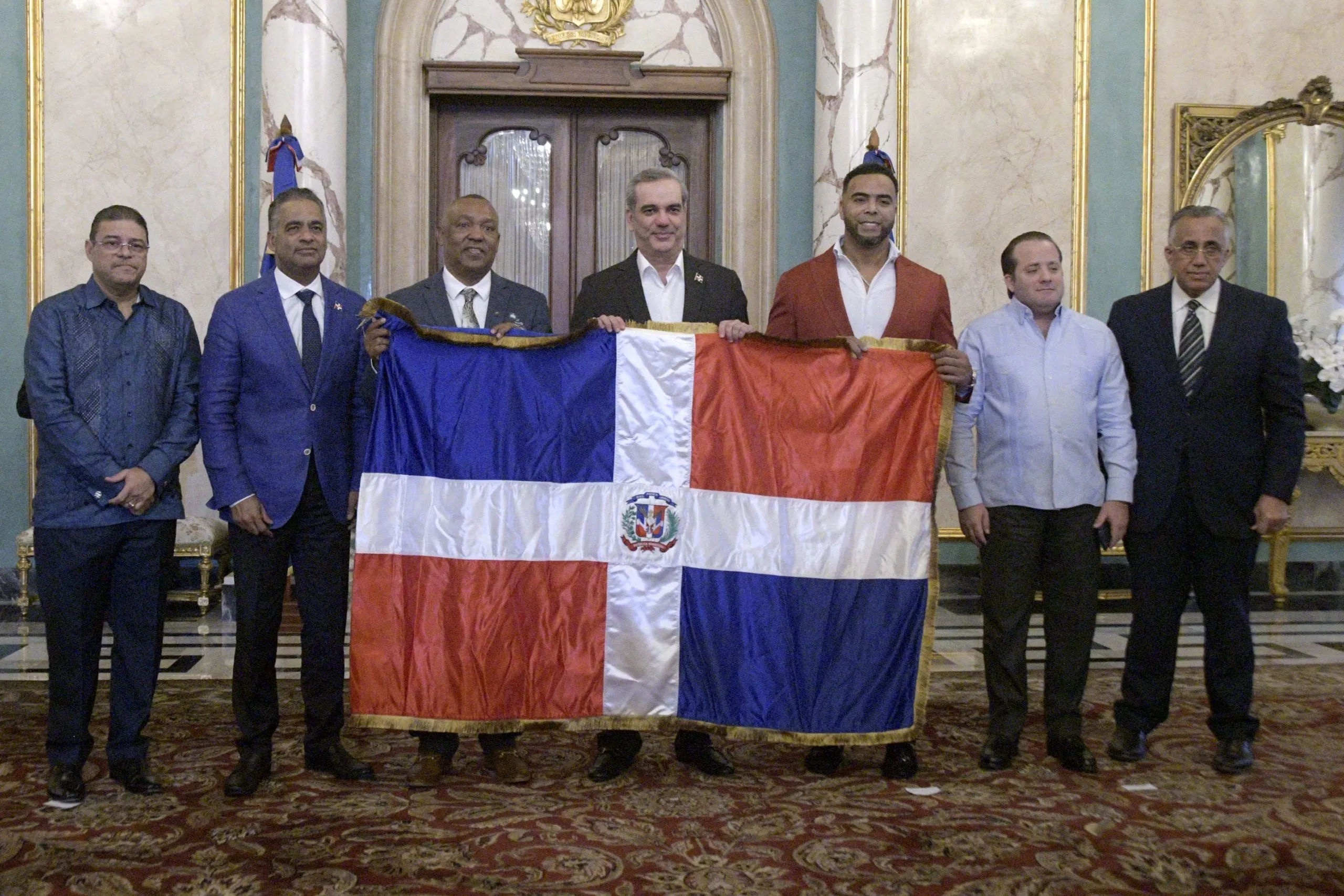 Abinader entrega la bandera al equipo que irá al Clásico Mundial de Béisbol