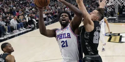 Embiid lidera triunfo Filadelfia mientras Spurs caen por octava vez seguida