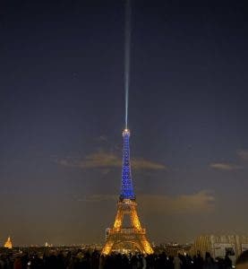 La Torre Eiffel se ilumina con los colores de Ucrania a un año de la invasión