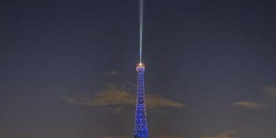 La Torre Eiffel se ilumina con los colores de Ucrania a un año de la invasión