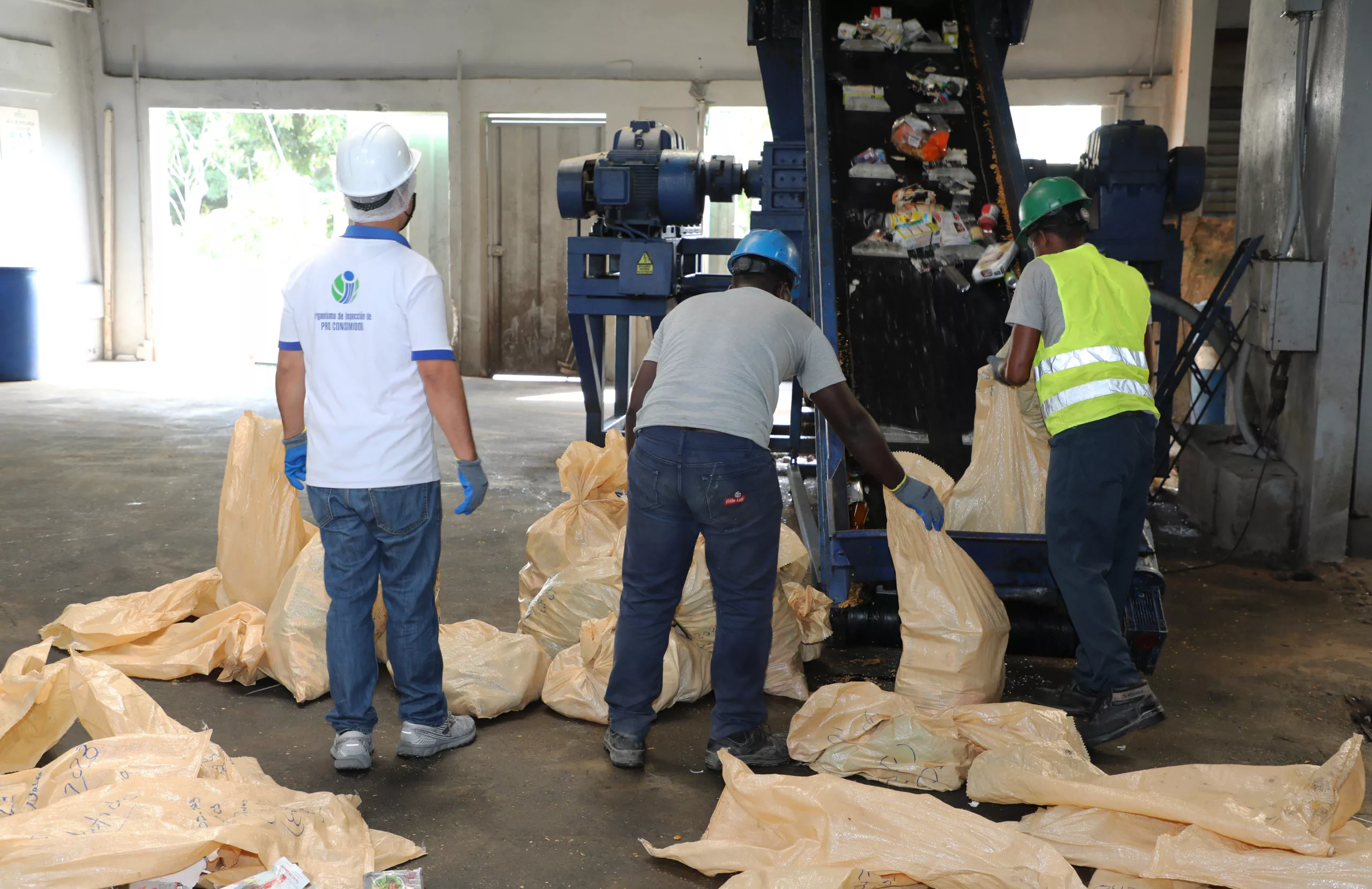 Pro Consumidor incinera miles de productos lácteos falsificados