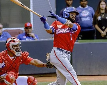 Aro, Canó y Robles guían a Tigres del Licey a su primera victoria en la serie