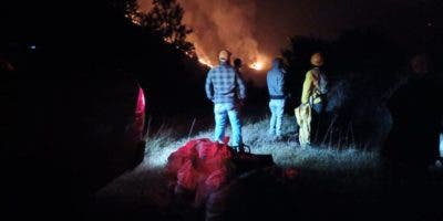 Medio Ambiente trabaja para controlar incendio forestal en Valle Nuevo