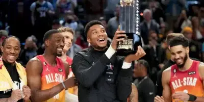 Antetokounmpo irá a Nueva York para examen de muñeca