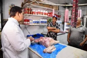 Ministro de Salud recorre Mercado Municipal de El Almirante para verificar condiciones de salubridad