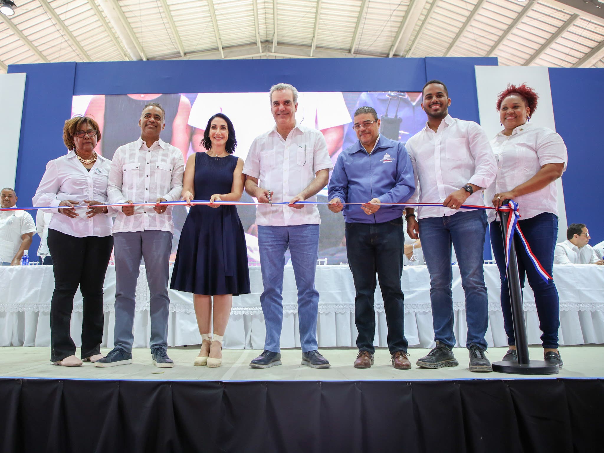 Presidente Abinader inaugura moderno Polideportivo a Pedernales