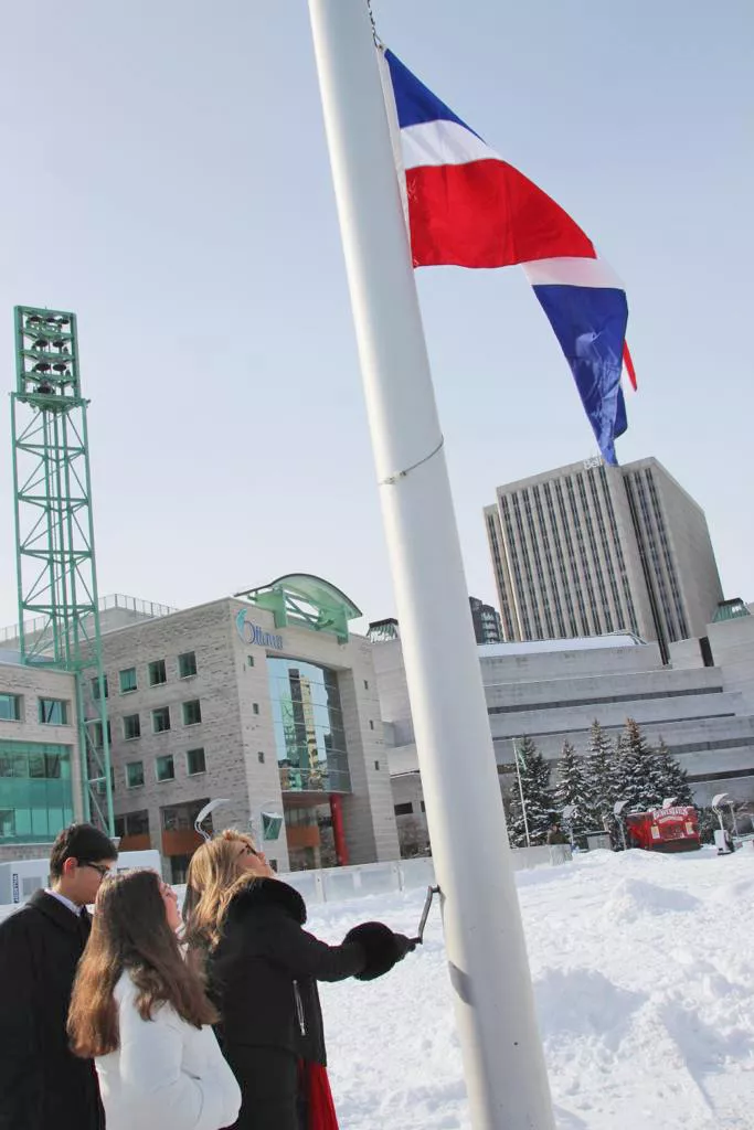 La bandera dominicana es izada en Ottawa; iluminan con sus colores las cataratas de Niágara