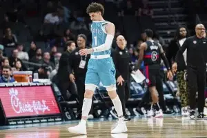 LaMelo Ball se rompe el tobillo, el último revés en una temporada difícil