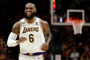 LeBron realiza un triple-doble y lleva a Lakers a vencer a los Knicks