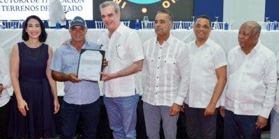 Presidente Luis Abinader entrega 200 títulos de propiedad en Pedernales