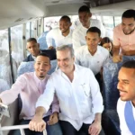 Gobierno entrega 50 autobuses a asociaciones de estudiantes universitarios