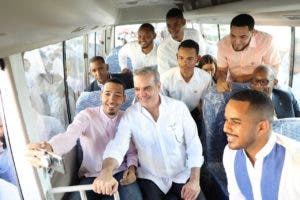 Gobierno entrega 50 autobuses a asociaciones de estudiantes universitarios