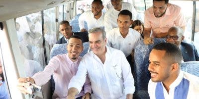 Gobierno entrega 50 autobuses a asociaciones de estudiantes universitarios