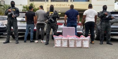 Apresan a cuatro hombre con 30 paquetes de cocaína en Piantini