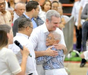 Abinader inaugura escuela y entrega 560 títulos de propiedad en SDE