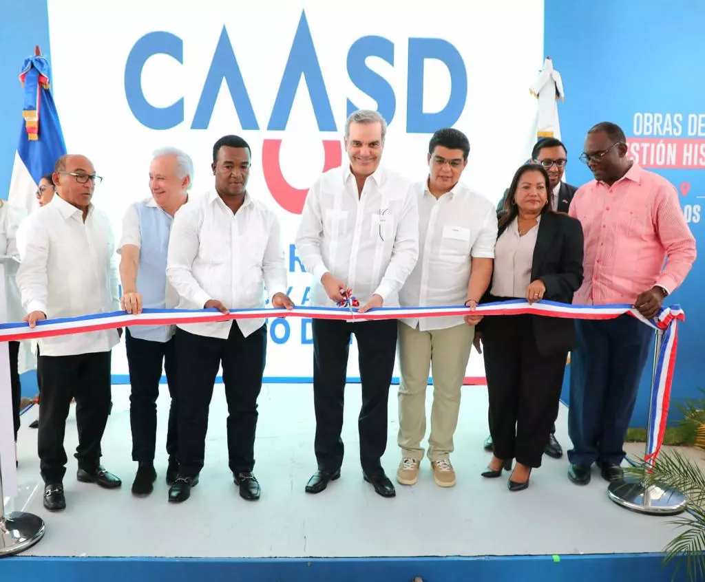 Presidente Abinader inaugura la cañada saneada de Los Rieles en Pantoja