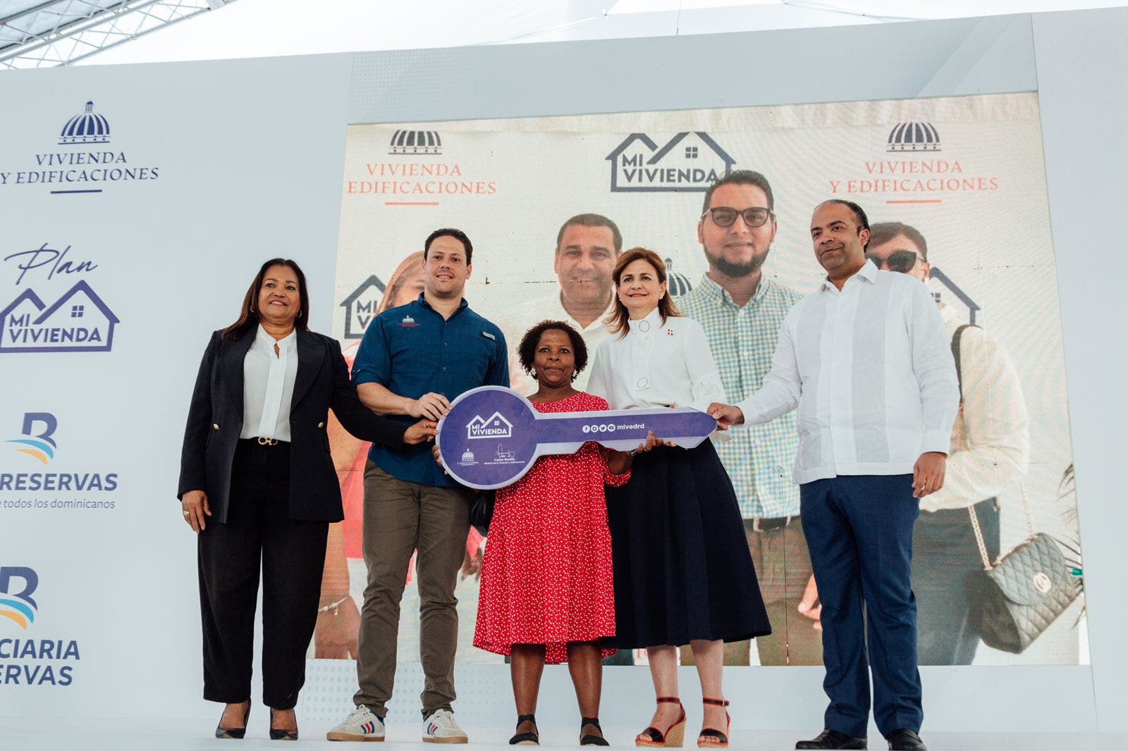 Raquel Peña y ministro Bonilla entregan 260 nuevos apartamentos en “Mi Vivienda Ciudad Modelo”