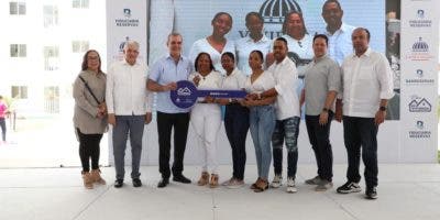 Abinader inaugura dos carreteras y 120 apartamentos en Santiago y Moca