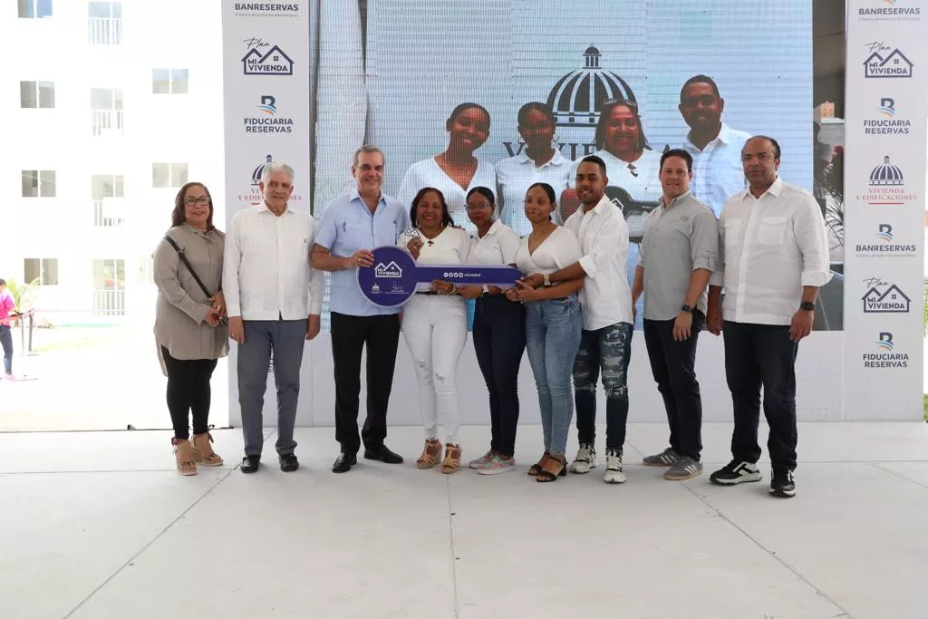 Abinader inaugura dos carreteras y 120 apartamentos en Santiago y Moca